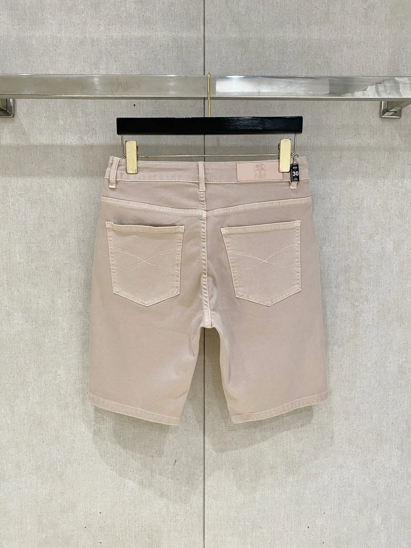 Brunello Cucinelli💎The latest 2026 summer shorts ️ launches new men's thin denim shorts! Heavy-duty washed denim fabric, customized fabric is softer and more comfortable than ordinary denim fabric! Ultra-heavy industrial washing process and dual-process washing. The entire pair of pants has a comfortable hand feel, and the level of fineness and breathable effect are top-notch. All hardware brand logos are custom-made, and the materials are selected with the best attributes. The elasticity of the fabric is very good and the comfort is great! The low-key design style is simple and elegant. The repurchase rate is extremely high 👍. Sizes: 28-36, no 35, 4 colors to choose from